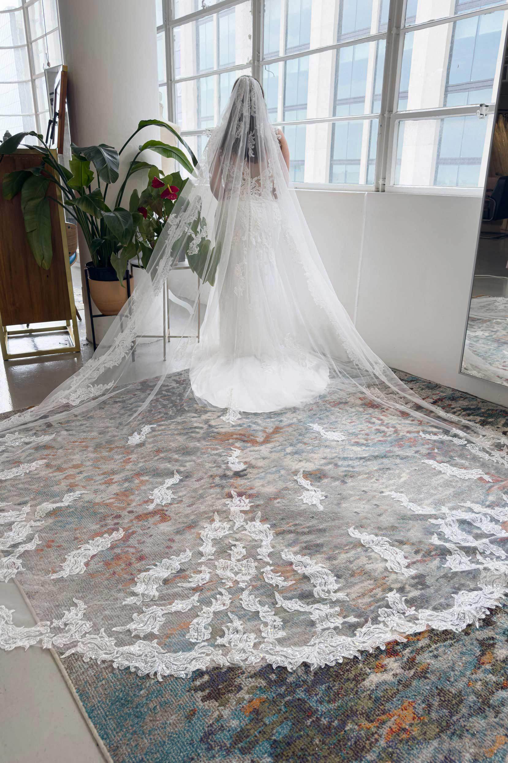 One-tier Lace Edge Lace Tulle Chapel Veils with Appliques Beading CV0335 - COCOMELODY